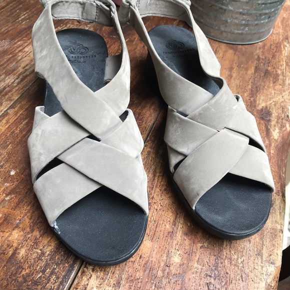 CLOUDSTEPPERS BY CLARKS, GRAY SANDALS, SIZE 8 - Picture 3 of 5